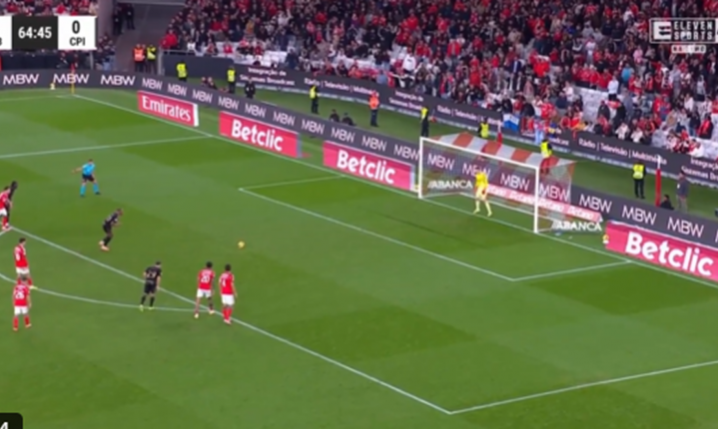 HIT! Piłkarz Benfiki strzelił GOLA SAMOBÓJCZEGO ''Z RZUTU KARNEGO'' xD [VIDEO]